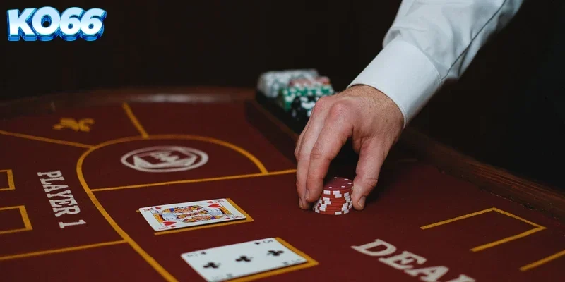 dealer-chia-bai-xinh-dep-ko66 Giao diện bàn chơi casino trực tuyến với dealer chia bài xinh đẹp KO66 chuyên nghiệp