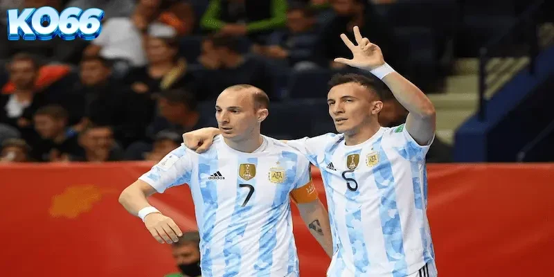 Cận cảnh pha tranh chấp quyết liệt trên mặt sân tiêu chuẩn quốc tế của một giải futsal thế giới