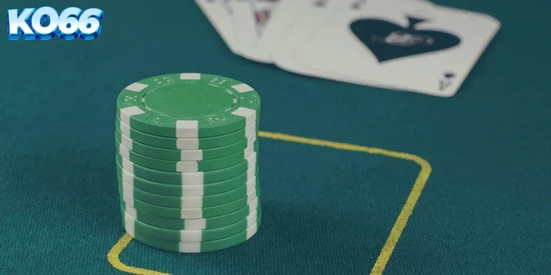 Người chơi tập trung phân tích các quân bài xuất hiện trên màn hình